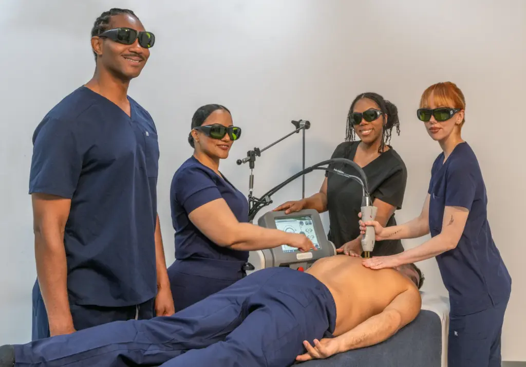 Atelier Esthétique student performing an advanced laser treatment