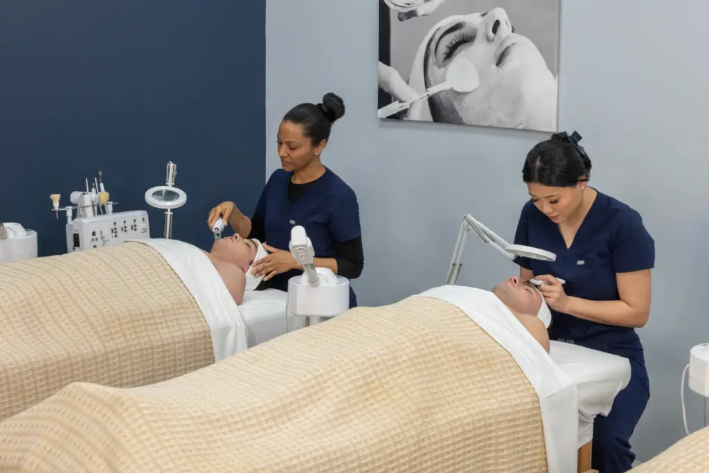 Group facial treatment at the Atelier Esthétique clinic