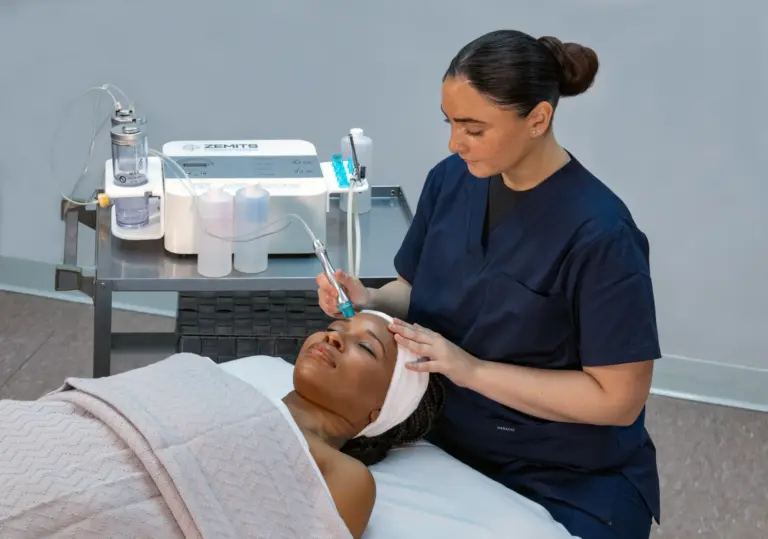 Atelier Esthétique student performing a hydrofacial