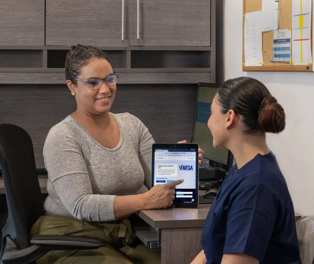 Atelier Esthétique financial aid advisor helping a student with the FAFSA